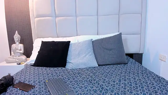 Snapshot of Hecatee_77 chatting on 02-25-25, 07:25 Hecatee 77 online show from 02-25-25, 07:25