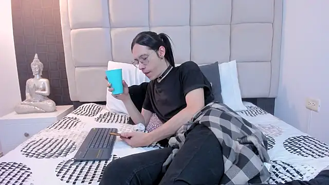 Snapshot of Hecatee_77 chatting on 03-22-25, 07:31 Hecatee 77 online show from 03-22-25, 07:31