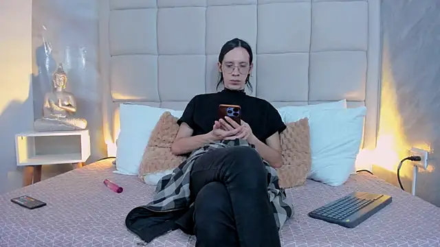 Snapshot of Hecatee_77 chatting on 09-19-25, 07:47 Hecatee 77 online show from 09-19-25, 07:47