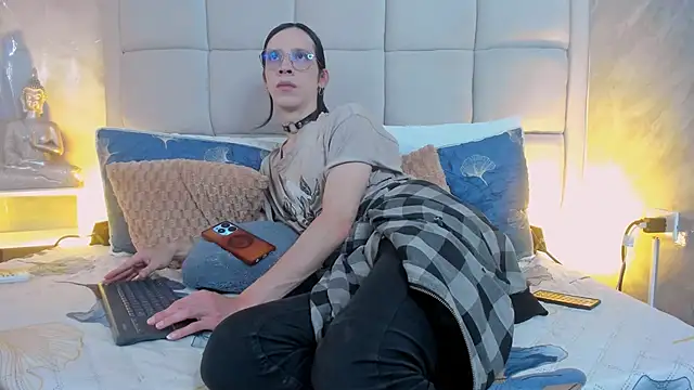 Snapshot of Hecatee_77 chatting on 10-15-25, 07:25 Hecatee 77 online show from 10-15-25, 07:25