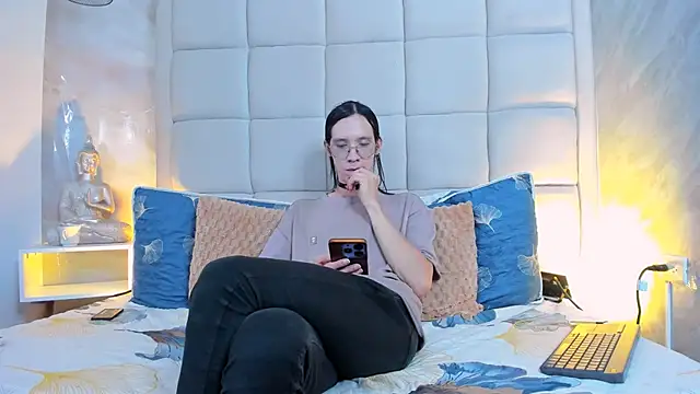 Snapshot of Hecatee_77 chatting on 10-17-25, 08:11 Hecatee 77 online show from 10-17-25, 08:11