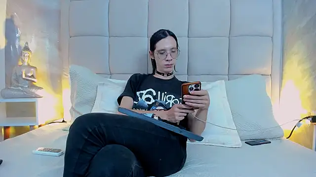 Snapshot of Hecatee_77 chatting on 10-21-25, 07:47 Hecatee 77 online show from 10-21-25, 07:47