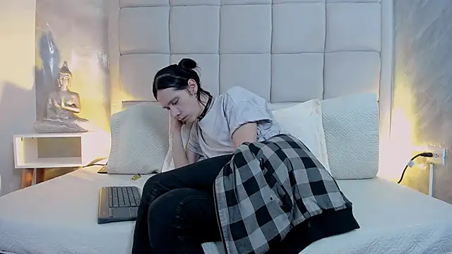 Snapshot of Hecatee_77 chatting on 10-24-25, 07:54 Hecatee 77 online show from 10-24-25, 07:54