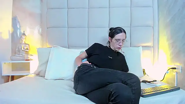 Snapshot of Hecatee_77 chatting on 10-25-25, 08:03 Hecatee 77 online show from 10-25-25, 08:03