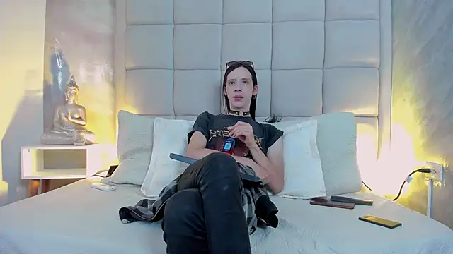 Snapshot of Hecatee_77 chatting on 10-27-25, 07:29 Hecatee 77 online show from 10-27-25, 07:29