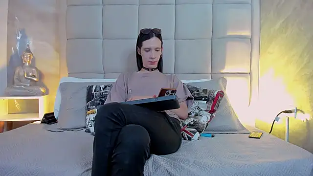 Snapshot of Hecatee_77 chatting on 10-28-25, 08:00 Hecatee 77 online show from 10-28-25, 08:00