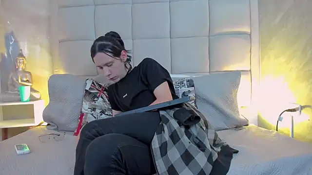 Snapshot of Hecatee_77 chatting on 10-31-25, 08:10 Hecatee 77 online show from 10-31-25, 08:10