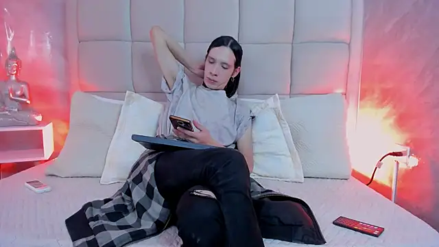 Snapshot of Hecatee_77 chatting on 11-14-25, 07:56 Hecatee 77 online show from 11-14-25, 07:56