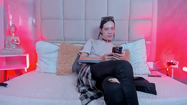 Snapshot of Hecatee_77 chatting on 11-24-25, 08:19 Hecatee 77 online show from 11-24-25, 08:19