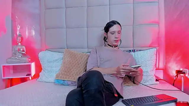 Snapshot of Hecatee_77 chatting on 11-28-25, 08:00 Hecatee 77 online show from 11-28-25, 08:00