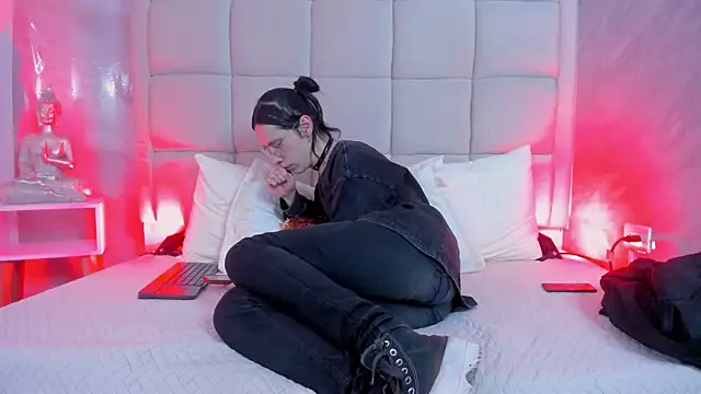 Snapshot of Hecatee_77 chatting on 12-02-25, 07:53 Hecatee 77 online show from 12-02-25, 07:53