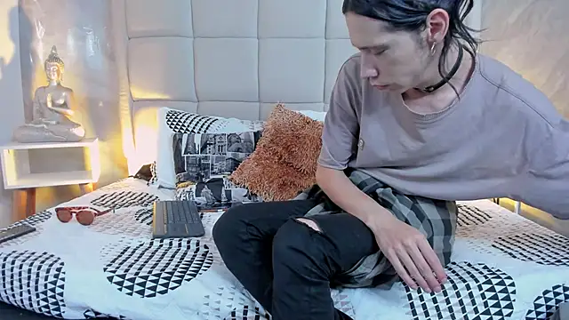 Snapshot of Hecatee_77 chatting on 12-16-25, 06:13 Hecatee 77 online show from 12-16-25, 06:13