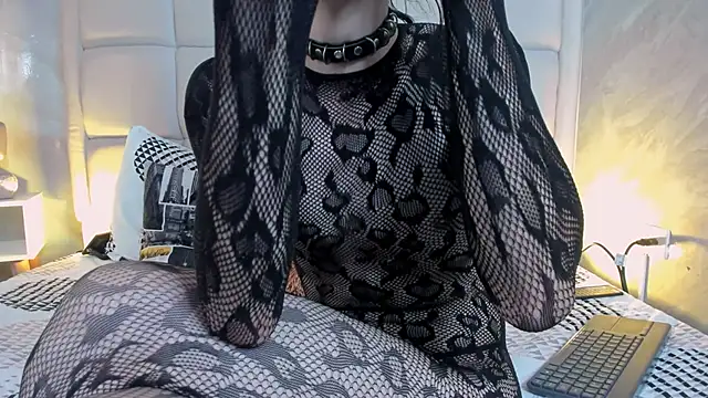 Snapshot of Hecatee_77 chatting on 12-17-25, 07:53 Hecatee 77 online show from 12-17-25, 07:53