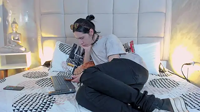 Snapshot of Hecatee_77 chatting on 12-19-25, 06:48 Hecatee 77 online show from 12-19-25, 06:48