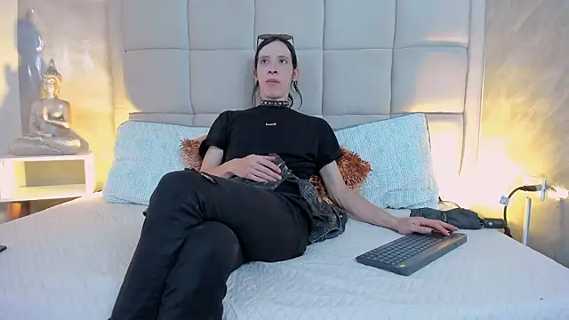 Snapshot of Hecatee_77 chatting on 12-20-25, 06:15 Hecatee 77 online show from 12-20-25, 06:15