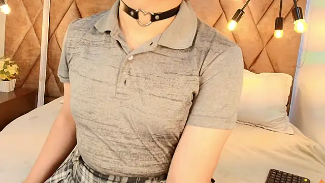 Snapshot of Satuurn_ chatting on 05-19-26, 02:12 Satuurn online show from 05-19-26, 02:12