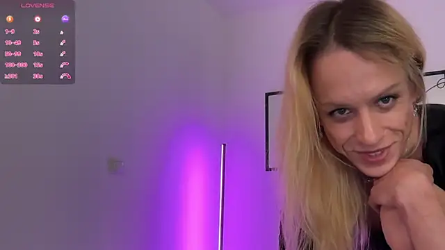 Snapshot of julia-01 chatting on 11-15-25, 10:15 julia-01 online show from 11-15-25, 10:15