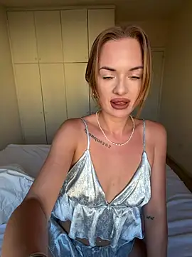 Snapshot of ElenaRebelle chatting on 06-20-26, 04:15 ElenaRebelle online show from 06-20-26, 04:15