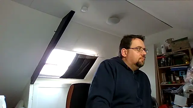 Snapshot of rdewaard81 chatting on 10-31-25, 10:27 rdewaard81 online show from 10-31-25, 10:27