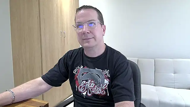 Snapshot of BrettJ81 chatting on 01-06-26, 01:48 BrettJ81 online show from 01-06-26, 01:48