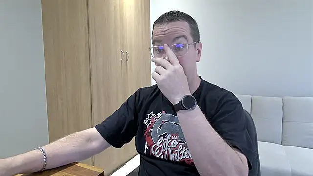 Snapshot of BrettJ81 chatting on 02-09-26, 02:21 BrettJ81 online show from 02-09-26, 02:21