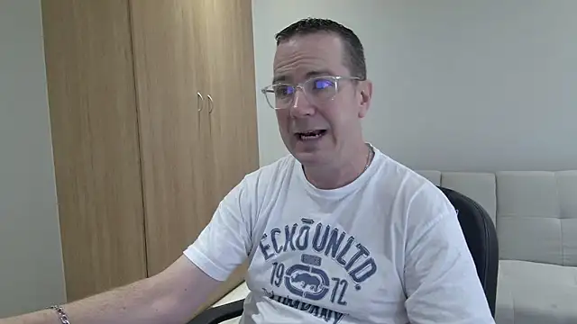 Snapshot of BrettJ81 chatting on 03-08-26, 01:04 BrettJ81 online show from 03-08-26, 01:04