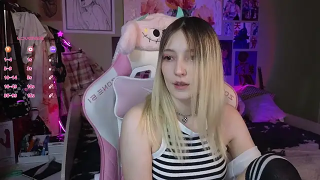 Snapshot of Evie_Ro chatting on 01-08-25, 12:17 Evie Ro online show from 01-08-25, 12:17