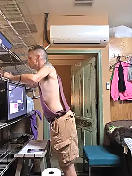 Snapshot of leahcimnikral chatting on 09-19-25, 01:29 leahcimnikral online show from 09-19-25, 01:29