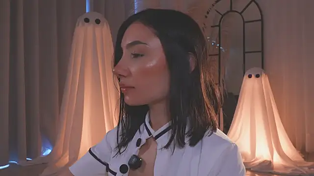 AmyArmstrong online show from 10-18-25, 09:04