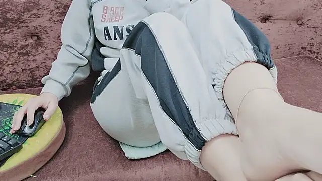 Snapshot of Sophie_Secret chatting on 10-25-25, 09:31 Sophie Secret online show from 10-25-25, 09:31