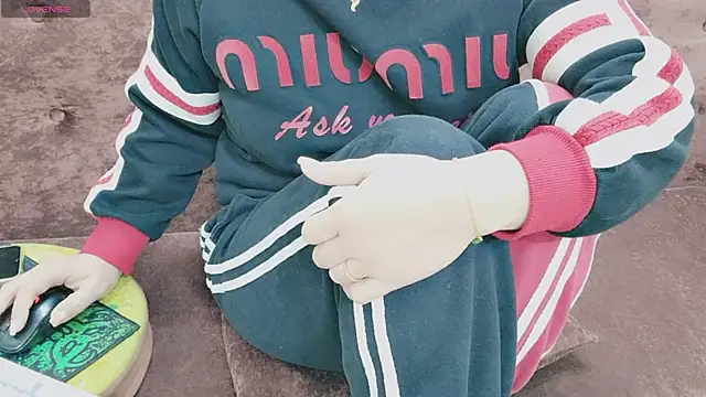 Snapshot of Sophie_Secret chatting on 11-27-25, 09:39 Sophie Secret online show from 11-27-25, 09:39