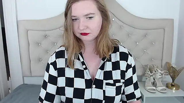 Snapshot of LaraDream chatting on 02-06-25, 12:11 LaraDream online show from 02-06-25, 12:11